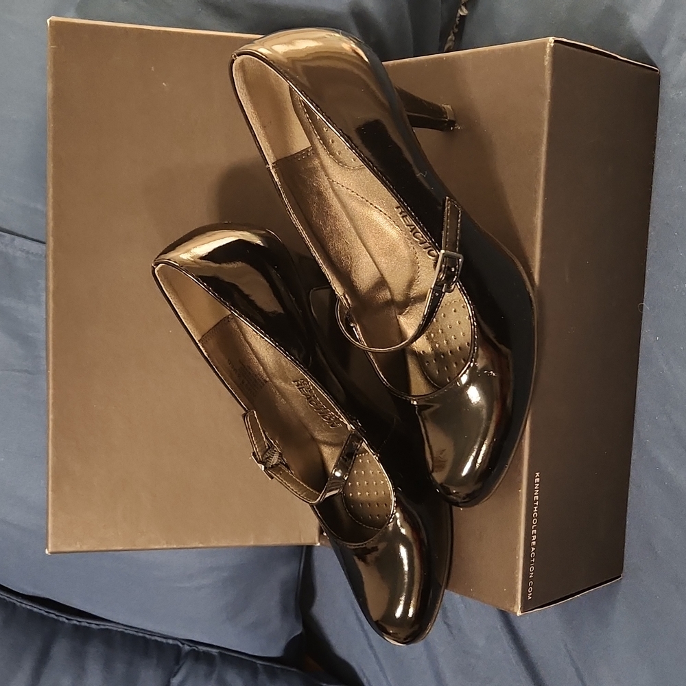 Black Kenneth Cole Heel